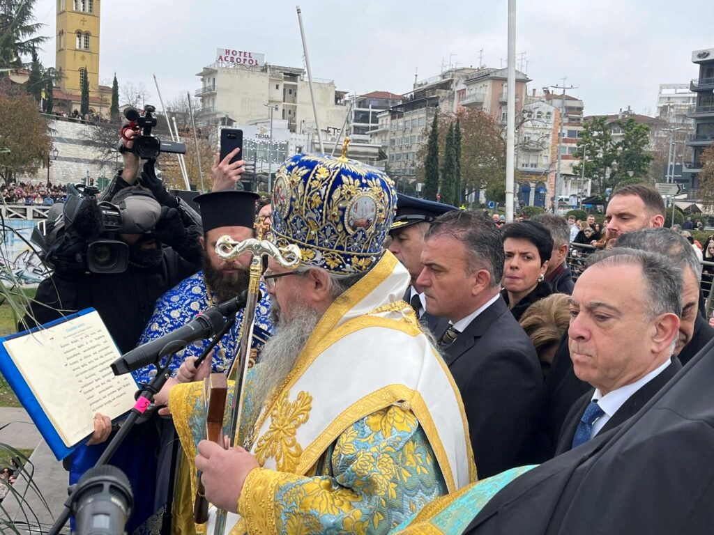 Ένας αστυνομικός βούτηξε για τον Σταυρό